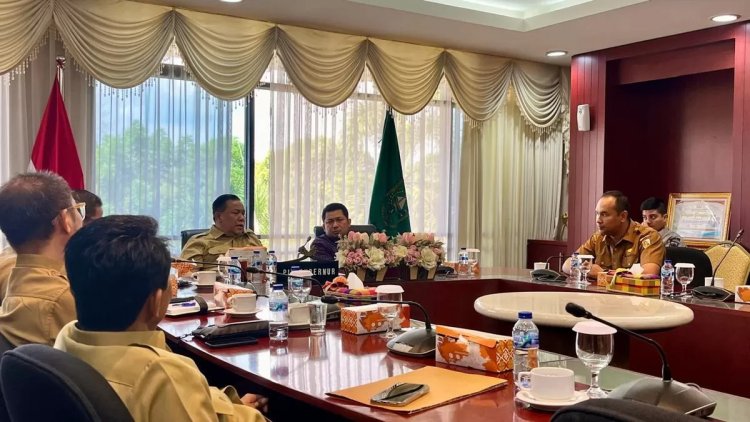 Dukung Pemko Pekanbaru Atasi Banjir Di RS Awal Bros Sudirman, Pemprov Riau Turunkan Ekskavator Amfibi