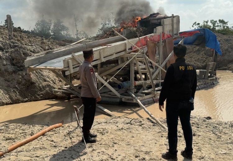 Bongkar Aktivitas PETI Di Sinambek, Polres Kuansing Musnahkan Empat Rakit Tambang Ilegal