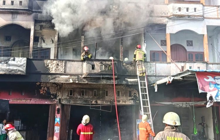 Sijago Merah Hanguskan Ruko Di Pekanbaru, Dua Orang Alami Luka Bakar