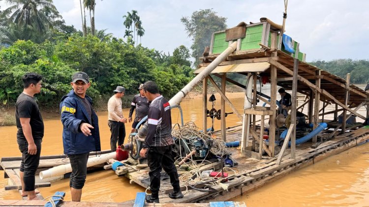 Meski Sempat Dilempari Batu, Tim Gabungan Tetap Musnahkan Rakit Emas Ilegal Di Sungai Kuantan