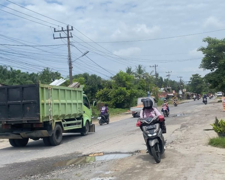 Jalan Lintas Sumatra KM 12,5 Di Pekanbaru Rusak Parah, Pengendara Dipaksa Ambil Jalur Lawan Arah