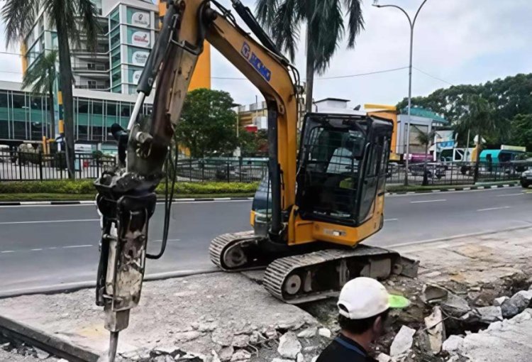 Atasi Banjir Jalan Sudirman, Sinergi Pemprov Riau Dan Pemko Pekanbaru Mulai Normalisasi Drainase Di Depan RS Awal Bros