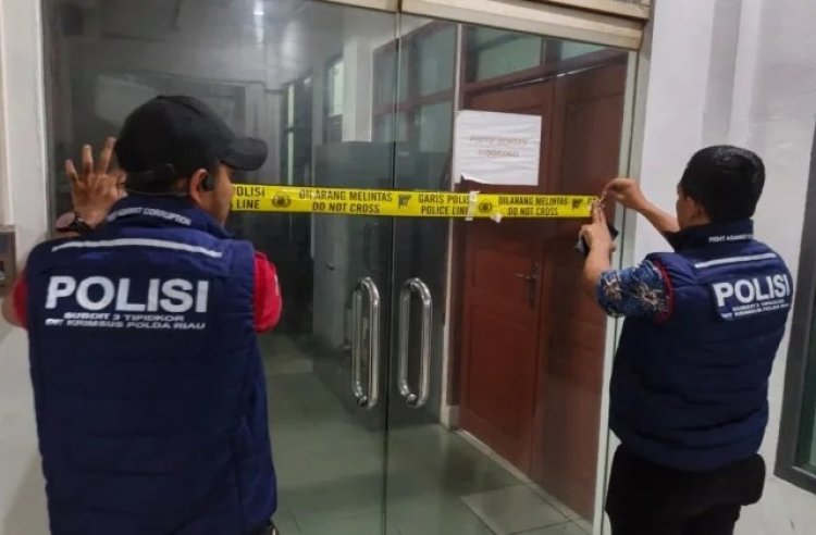Usut Dugaan Korupsi Jembatan Air Hitam Pujud, Penyidik Polda Riau Segel Kantor Dinas PUPR Rohil
