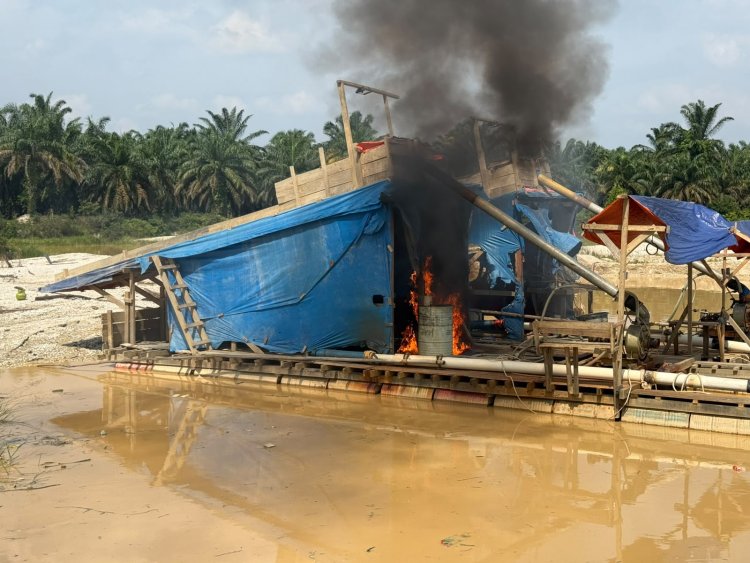 Tindak Tegas Aktivitas PETI Di Sungai Paku, Polsek Singingi Hilir Musnahkan Dua Rakit Dompeng