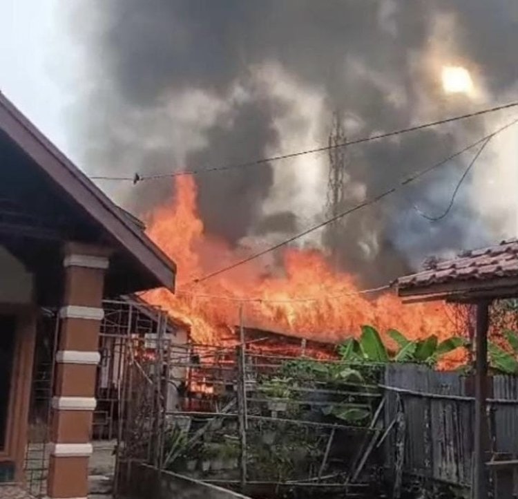 Sijago Merah Mengamuk Di Permukiman Padat Tembilahan, Akses Sempit Dan Keterbatasan Air Hambat Proses Pemadaman