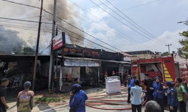 Tak Ada Korban Jiwa, Tiga Kios Di Depan Hotel Osin Teluk Kuantan Hangus Terbakar