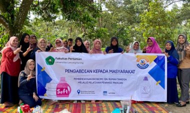 Dorong Kemandirian Ekonomi, Unilak Latih Ibu Rumah Tangga Sawit Asri Palas Bikin Pewangi Pakaian