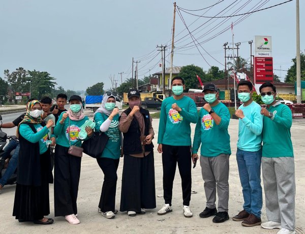 Karhutla Riau Mulai Ancam Kesehatan, Universitas Hang Tuah Bagikan Ribuan Masker Di Rimbo Panjang