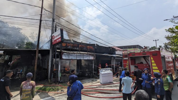 Tak Ada Korban Jiwa, Tiga Kios Di Depan Hotel Osin Teluk Kuantan Hangus Terbakar