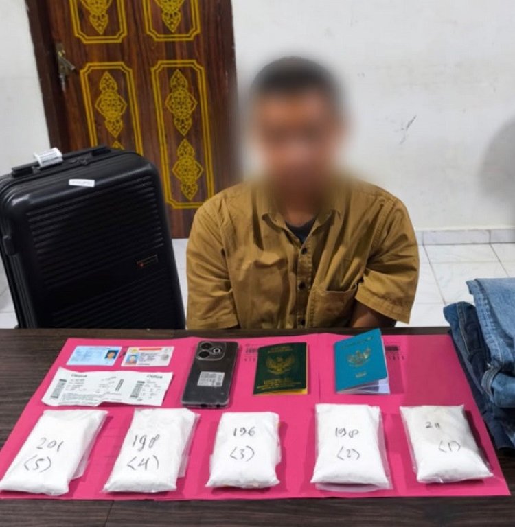 Terendus Mesin X-Ray, Pria Asal Aceh Bawa 1 Kg Sabu Dalam Koper Ditangkap Di Bandara SSK II