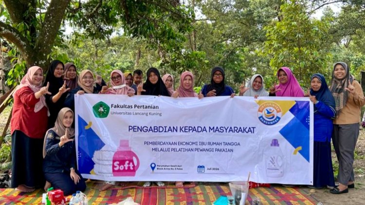 Dorong Kemandirian Ekonomi, Unilak Latih Ibu Rumah Tangga Sawit Asri Palas Bikin Pewangi Pakaian