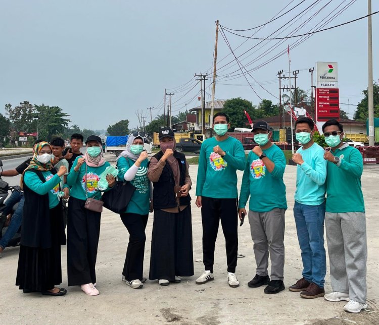 Karhutla Riau Mulai Ancam Kesehatan, Universitas Hang Tuah Bagikan Ribuan Masker Di Rimbo Panjang