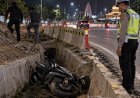 Kawasan Proyek Minim Penerangan, Sepeda Motor Terperosok Ke Parit Jalan Arifin Ahmad Pekanbaru