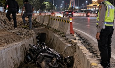 Kawasan Proyek Minim Penerangan, Sepeda Motor Terperosok Ke Parit Jalan Arifin Ahmad Pekanbaru