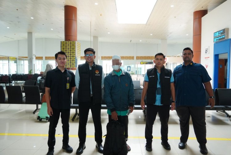 Langgar Aturan Keimigrasian, Dua WN Malaysia Dideportasi Lewat Bandara SSK II Pekanbaru