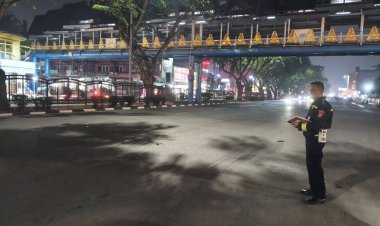 Nyebrang Di Bawah JPO STC, Pejalan Kaki Ditabrak Sepeda Motor Di Jalan Sudirman Pekanbaru