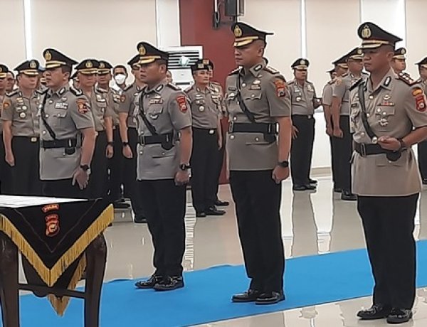 Pimpin Sertijab Polda Riau, Irjen Pol Arman Achdiat Lantik Dirlantas Dan Kapolresta Pekanbaru