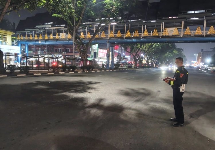 Nyebrang Di Bawah JPO STC, Pejalan Kaki Ditabrak Sepeda Motor Di Jalan Sudirman Pekanbaru