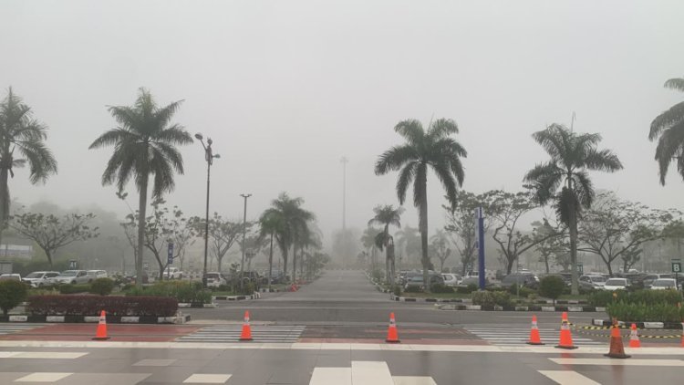 Jarak Pandang Cuma 100 Meter Akibat Kabut Asap, 12 Penerbangan Di Bandara SSK II Pekanbaru Alami Delay