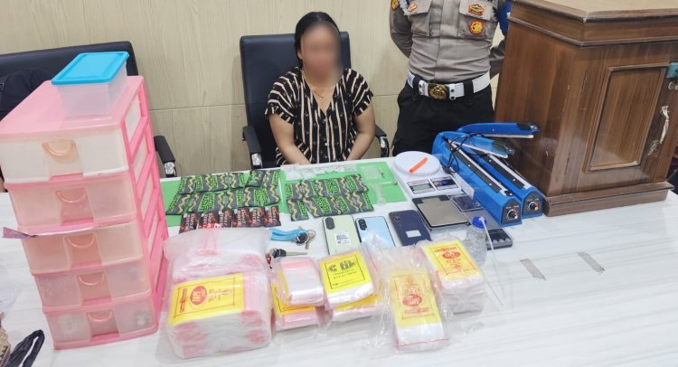 Gerebek Kamar Kos Madona, Polresta Pekanbaru Amankan Perempuan 40 Tahun Dan Sita 56,64 Gram Sabu