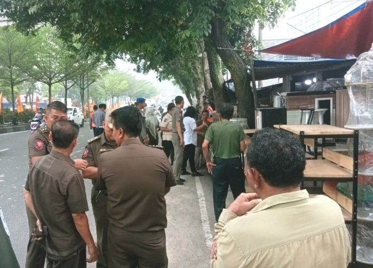 Masih Gunakan Trotoar Untuk Jualan, Sembilan Lapak Mebel Di Jalan Sudirman Pekanbaru Jadi Target Penertiban Pemprov Riau